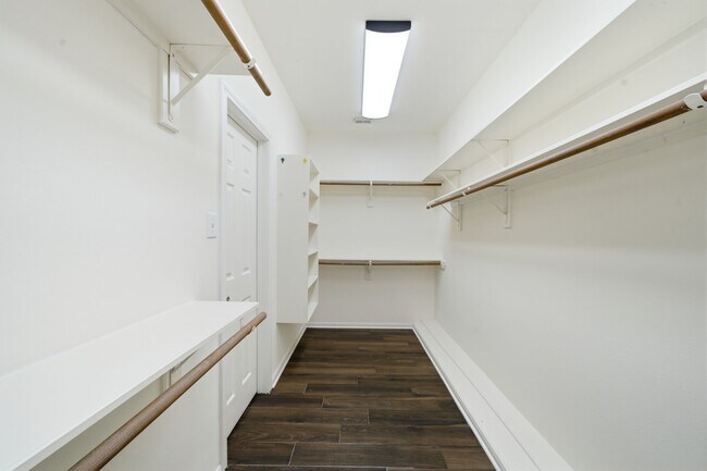 Building Photo - 2214 Lytham Ln