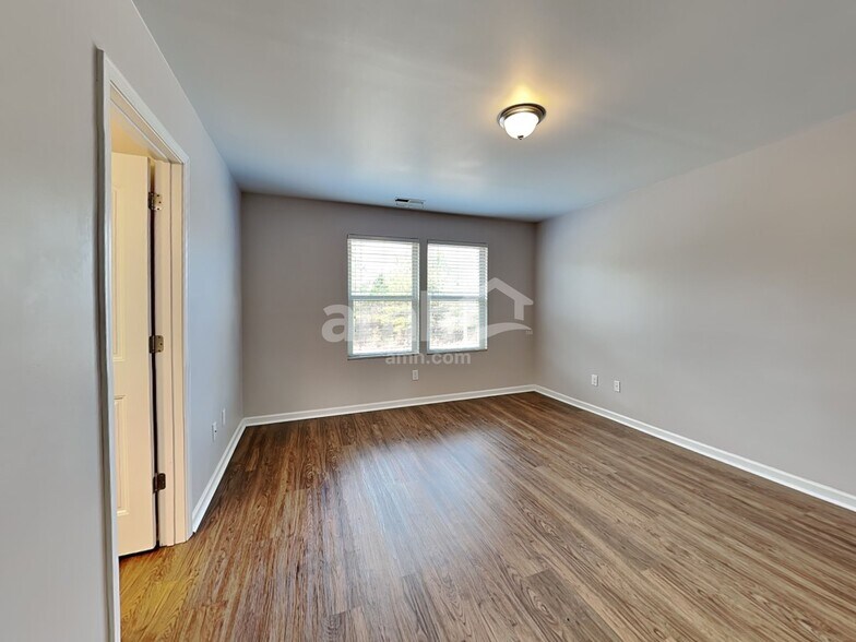 Building Photo - 4489 Middletown Dr