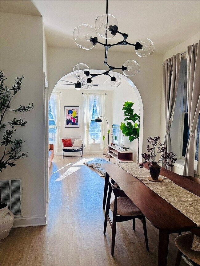 Building Photo - 2014 N Oakley Ave