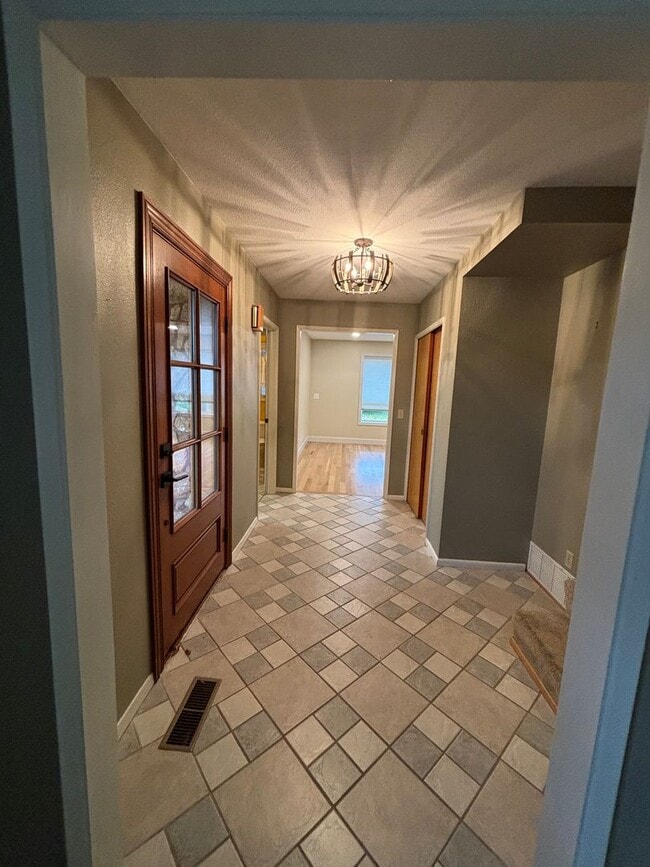 Building Photo - Spacious 4BR, 2.5BA home on 1.3 acres in O...