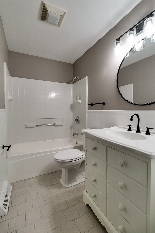 Building Photo - Charming & Modern 3 Bed / 1 Bath Home in Florissant