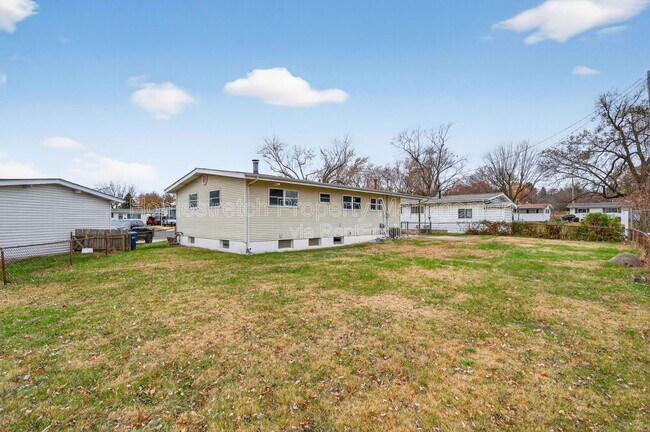 Building Photo - 2 Canary Ct