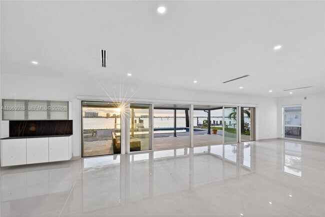 Building Photo - 1101 S Shore Dr