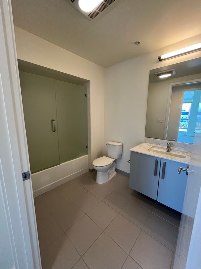 Building Photo - Beautiful top floor 1BD/1BA unit in the Hayes