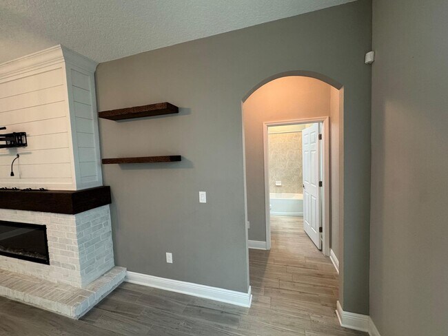 Building Photo - Spacious 5-Bedroom Riverview Home
