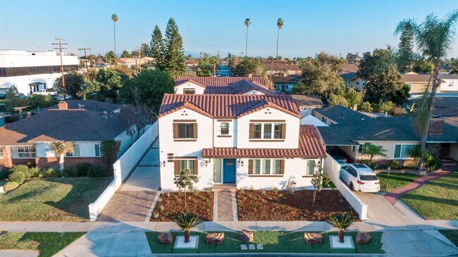 Building Photo - 3 br, 3 bath Duplex - 10224 La Reina Avenu...