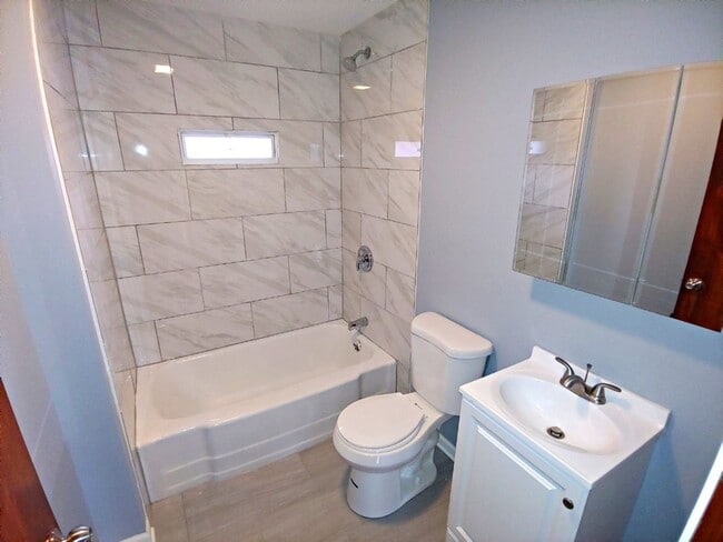 Building Photo - 3 Bedroom House Available NOW in Burnham I...