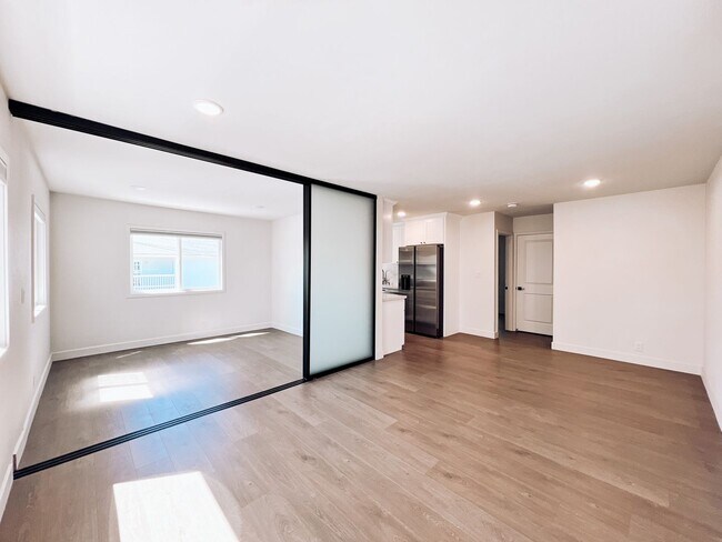 Building Photo - Silver Lantern St. Apts.