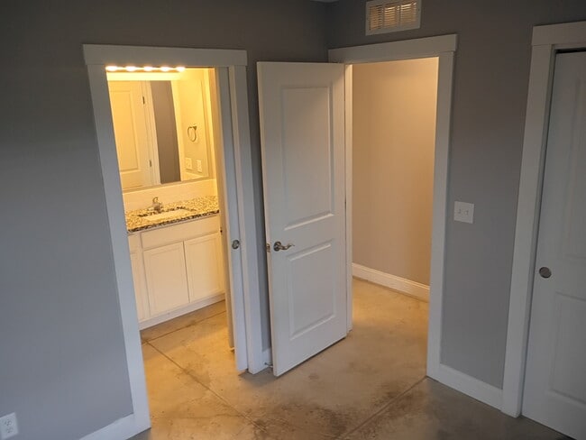 Building Photo - 435 Meadowlark Dr