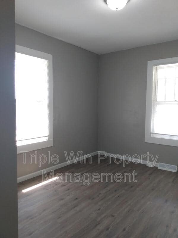 Building Photo - 830 Warne St