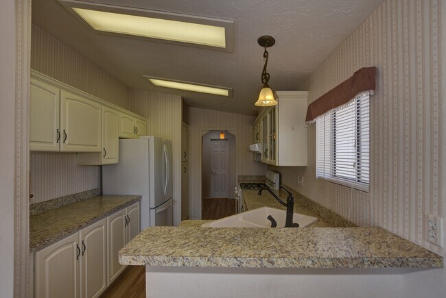 Building Photo - Beautiful 3 Bedroom in Vista Del Lago!