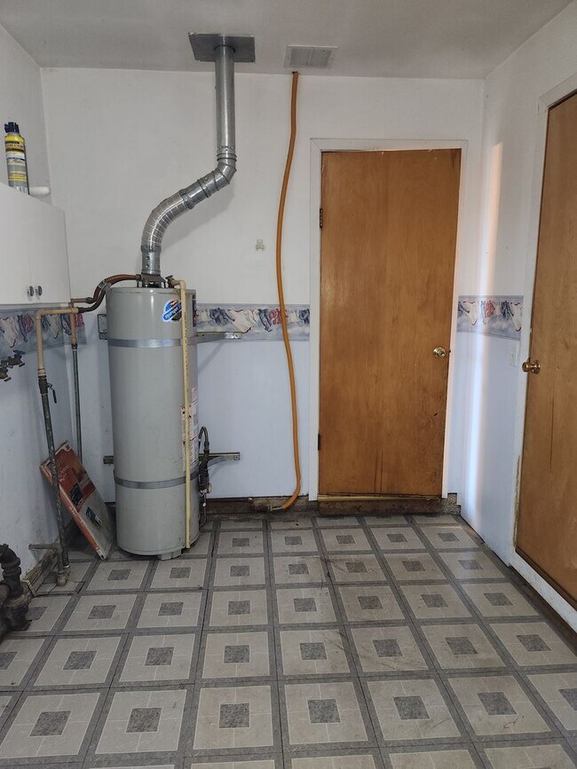 Building Photo - 3-bedroom 1 bath Single Level House