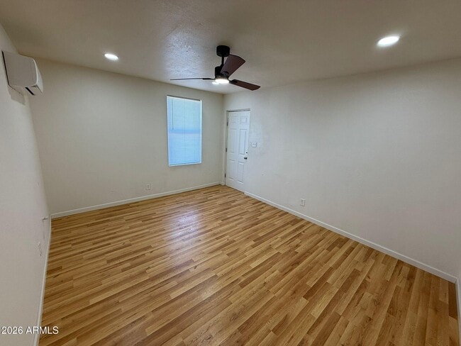 Building Photo - 860 E 13th St