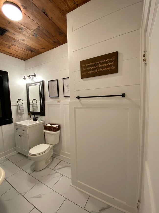 Building Photo - Awesome Farmhouse Home