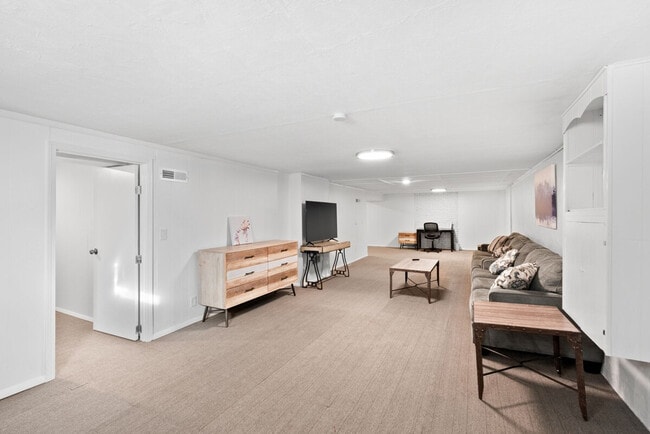 Building Photo - 814 Holiday Ave