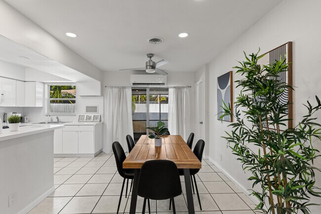 Building Photo - 1761 NE 55th St