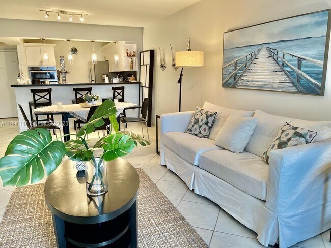 Building Photo - 2030 S Ocean Dr