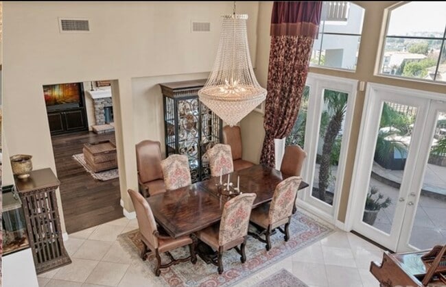 Building Photo - 9 Marisol