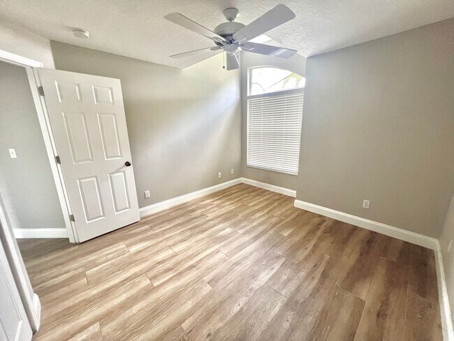 Building Photo - Stunning 3BD/2BTH Pool Home in Tarpon Spri...