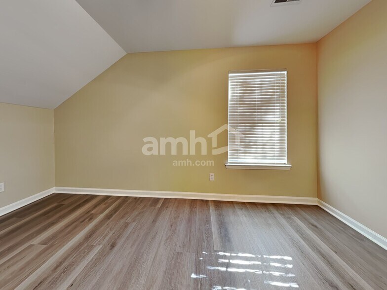 Building Photo - 230 Stoney Xing