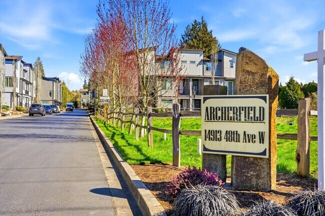Building Photo - GORGEOUS Edmonds 2 Bedroom Primary Suites - Plus Flex Space