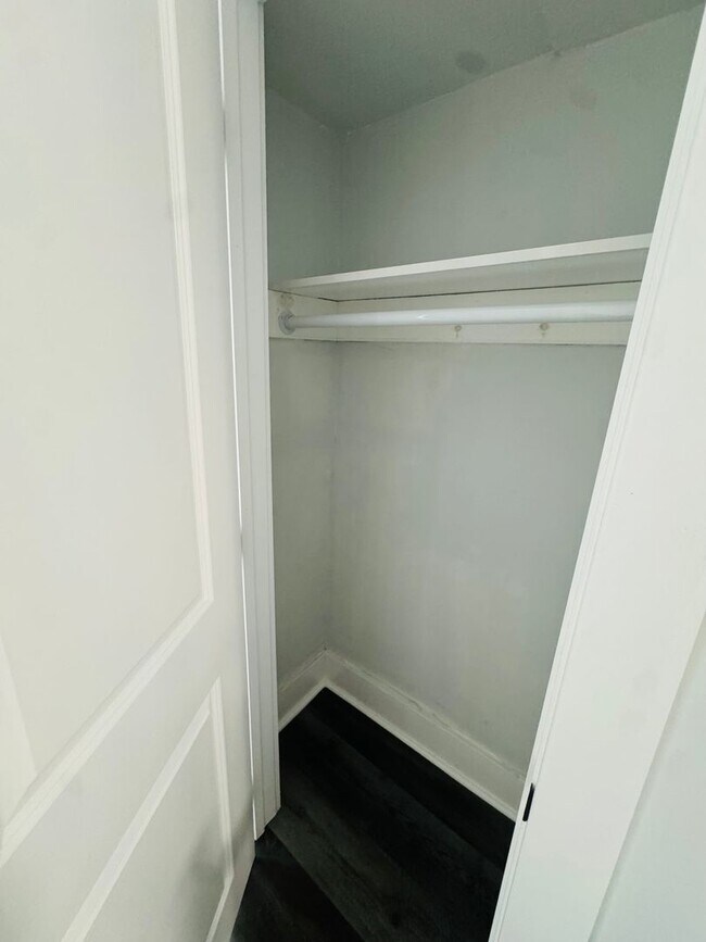 Building Photo - Remodeled 3bd/1 House with Rear yard!! SEC...