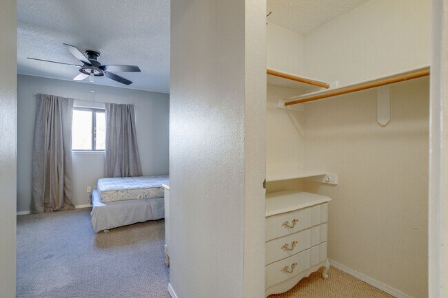 Building Photo - Huge room in a large shared home, private bathroom, great neighborhood, friendly roommates!