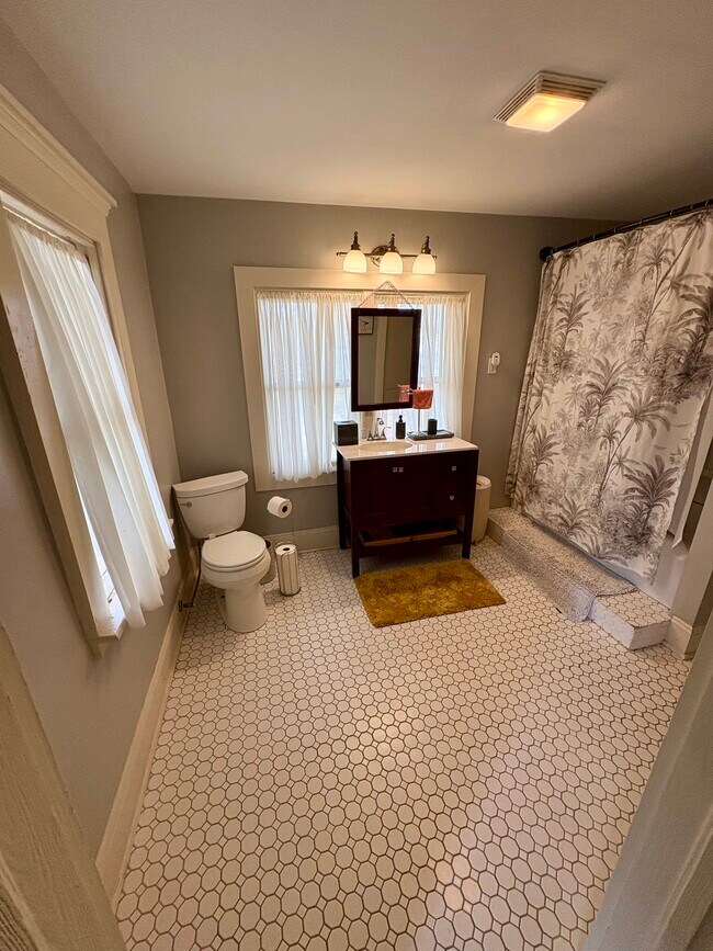 Building Photo - 2043 Dellwood Ave