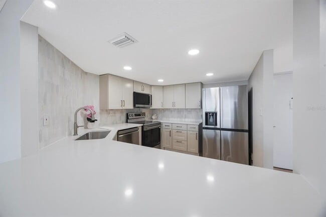 Building Photo - 7400 Sun Island Dr S