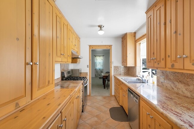 Building Photo - Great 3 Bedroom Home with Large Lot and NO...