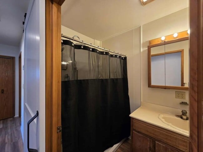 Building Photo - Large 3 Bedroom, 2.5 Bath on Beautiful, HU...