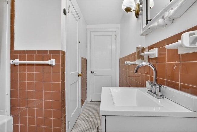 Building Photo - 13 Pleasant St