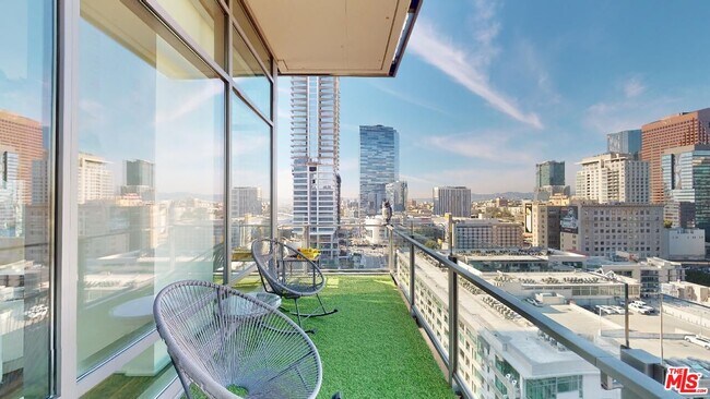 Building Photo - 1100 S Hope St