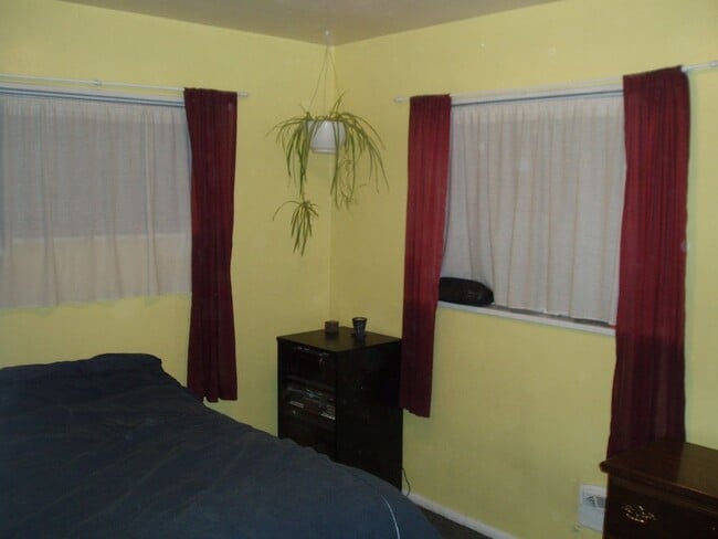 Building Photo - FREE 50in FLAT SCREEN TV Move in Special!!...