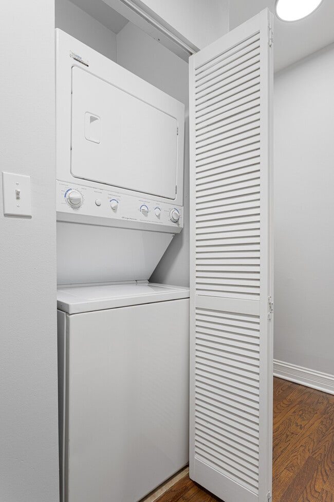 Building Photo - 2009 W Jarvis Ave