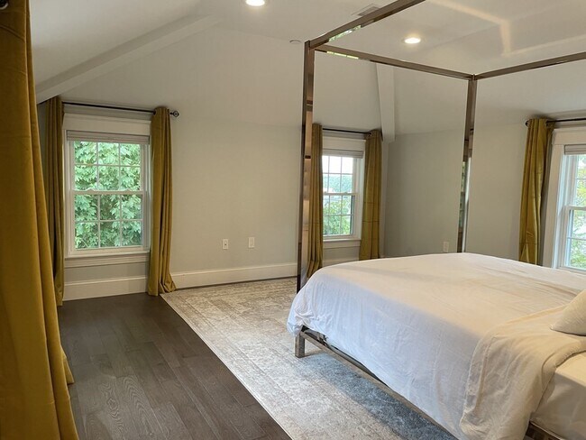 Building Photo - 7 Hillside Ave