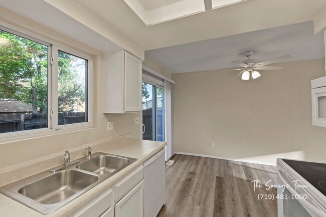 Building Photo - La Jolla 2BD Two-Story Townhome convenient...