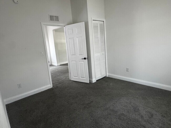 Building Photo - 425 E Gunter St