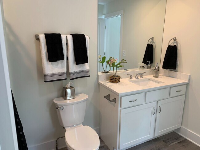 Building Photo - Lovely 3BR/2.5 Bath Townhouse with 2 Car G...
