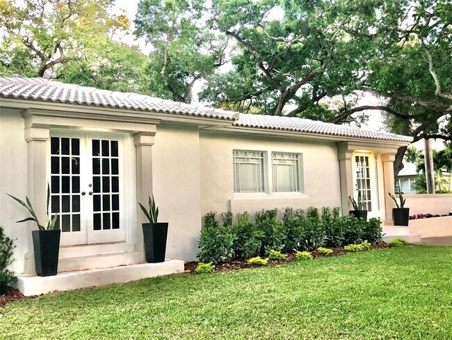 Building Photo - 1801 Beach Dr NE