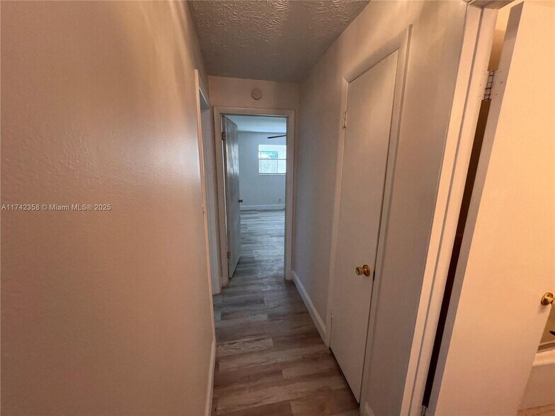 Building Photo - 820 SW 12th Ave