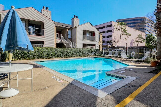 Building Photo - 2025 Augusta Dr