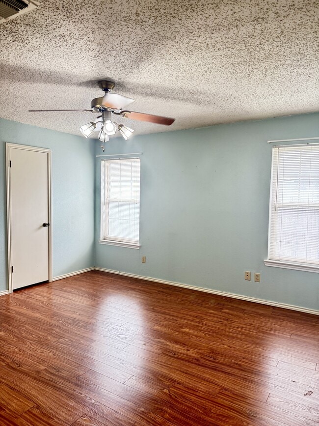 Building Photo - 2800 Shady Grove Dr