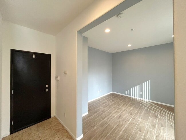 Building Photo - Beautiful Multi-Level 2-Bedroom Condo in Victoria Gardens HOA!