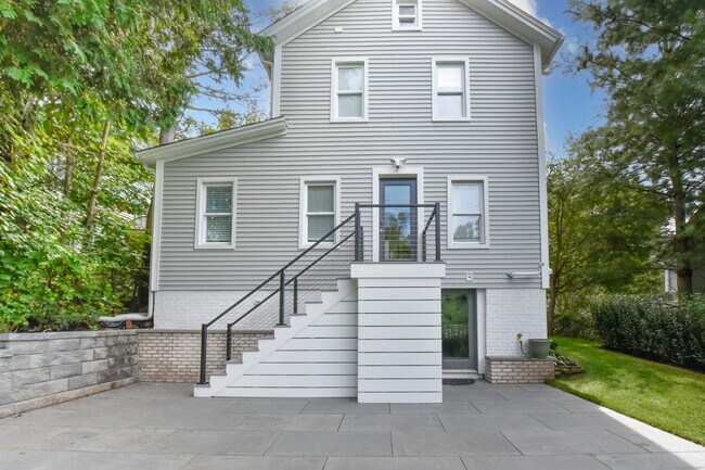 Building Photo - 132 Pequot Ave