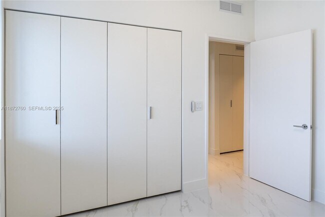 Building Photo - 700 NE 24th St