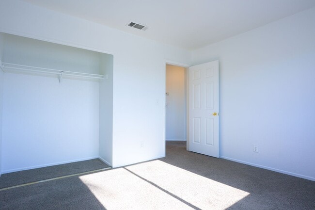 Building Photo - Stunning 3 Bed / 2.5 Bath Home w/ Loft, Two-Story Atrium & Remodeled Kitchen