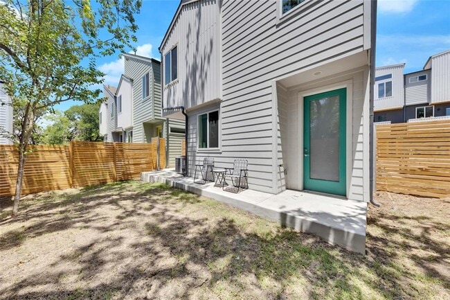 Building Photo - 814 N Bluff Dr