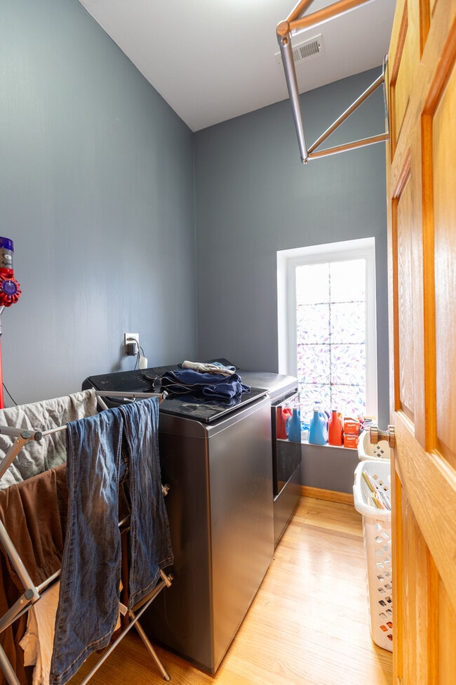 Building Photo - 4716 N Kilbourn Ave