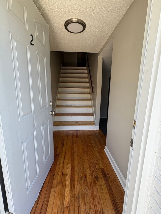 Building Photo - Spacious 2bedroom Townhome